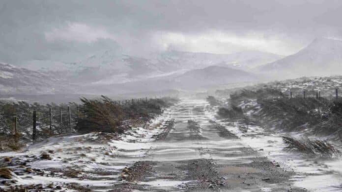 temporal-nieve-viento-cordillera-neuquen-ruralnet Temporal invernal con nieve, lluvia y fuertes ráfagas sobre un camino rural de la cordillera de Neuquén.