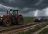 El norte alcanza 32 °C y vuelven las tormentas a la región Pampeana Tractor Massey Ferguson remolca una Volkswagen Amarok atascada en un camino rural embarrado durante una tormenta en la región Pampeana.