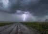 Amenazan cuatro fenómenos a nueve provincias: hasta 50 mm y ráfagas de 100 km/h Tormenta severa con un intenso relámpago, lluvias, ráfagas y granizo sobre un camino rural del nordeste argentino.