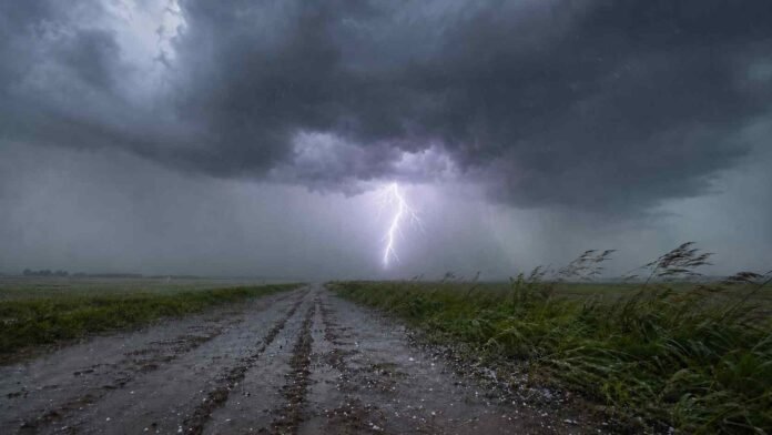 tormenta-relempago-intenso-nordeste-ruralnet Tormenta severa con un intenso relámpago, lluvias, ráfagas y granizo sobre un camino rural del nordeste argentino.