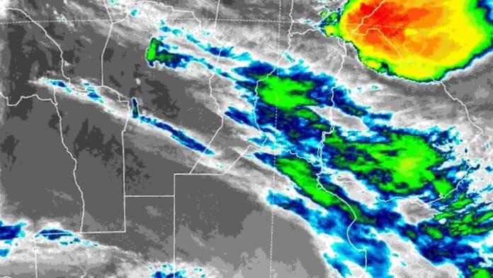 Imagen satelital de tormentas fuertes sobre Corrientes y Misiones, con lluvias intensas, ráfagas y posible caída de granizo.