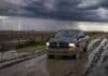 El SMN alerta por tormentas fuertes en cuatro provincias: hasta 50 mm y granizo Camioneta 4x4 circula por un camino rural embarrado mientras una fuerte tormenta con relámpagos avanza sobre la Pampa Húmeda
