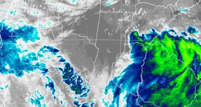 Imagen satelital de tormentas fuertes sobre Santa Fe y Corrientes, con lluvias intensas, ráfagas y posible caída de granizo.