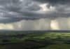 Las tormentas alcanzan Córdoba, La Pampa y Misiones: prevén granizo y hasta 40 mm Cortinas de lluvia intensa avanzan sobre campos productivos bajo nubes de tormenta en el centro y noreste argentino.