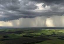 Las tormentas alcanzan Córdoba, La Pampa y Misiones: prevén granizo y hasta 40 mm Cortinas de lluvia intensa avanzan sobre campos productivos bajo nubes de tormenta en el centro y noreste argentino.