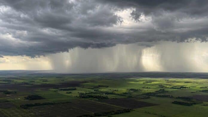 Cortinas de lluvia intensa avanzan sobre campos productivos bajo nubes de tormenta en el centro y noreste argentino.
