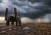 Tormentas, lluvias y máximas de 36 °C: el pronóstico para el campo Pulverizadora autopropulsada con los botalones plegados se retira de un campo con rastrojo de maíz ante una tormenta.