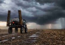 Tormentas, lluvias y máximas de 36 °C: el pronóstico para el campo Pulverizadora autopropulsada con los botalones plegados se retira de un campo con rastrojo de maíz ante una tormenta.