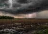Tormentas severas avanzan sobre el Litoral y el viento superará los 130 km/h en la cordillera Tormenta severa con lluvias intensas y un relámpago avanza sobre un campo del Litoral argentino.