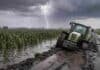 El INTA confirmó que El Niño está en fase cálida y ya hay plan federal para anticiparse a los excesos hídricos El Niño -Tractor empantanado y levemente inclinado en un camino rural junto a un lote de maíz inundado, bajo tormenta con lluvia y relámpagos.
