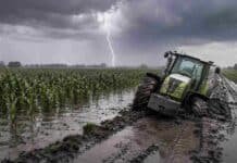 El INTA confirmó que El Niño está en fase cálida y ya hay plan federal para anticiparse a los excesos hídricos El Niño -Tractor empantanado y levemente inclinado en un camino rural junto a un lote de maíz inundado, bajo tormenta con lluvia y relámpagos.
