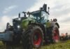Fendt llega por primera vez a Palermo con una estrategia centrada en la posventa Tractor Fendt 700 Vario trabajando en un campo con implemento agrícola bajo un cielo parcialmente nublado.