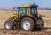 Valtra exhibirá la Serie A5 en Caminos y Sabores 2026 Tractor Valtra Serie A5 trabajando en un lote agrícola con rastrojo, durante una jornada de labores a campo.