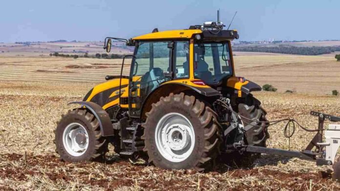 Tractor Valtra Serie A5 trabajando en un lote agrícola con rastrojo, durante una jornada de labores a campo.