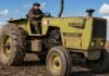 UATRE rechaza la oferta salarial y endurece la paritaria rural Productor agropecuario con boina conduce un tractor Zanello antiguo y cubierto de polvo en un campo en barbecho.