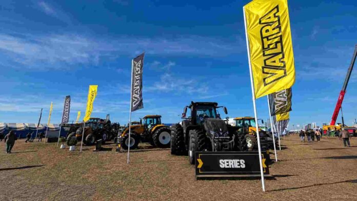 Stand de Valtra en Agronea 2026 con tractores y maquinaria agrícola exhibidos durante la exposición agroindustrial en Charata, Chaco.
