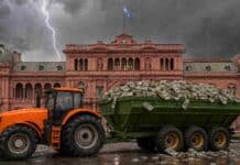 El agro aportará US$ 4.613 millones en retenciones en 2026, casi igual que en 2025 Tractor naranja sin marca remolcando una tolva granelera desbordante de billetes de 100 dólares frente a la Casa Rosada, bajo un cielo de tormenta con un relámpago.