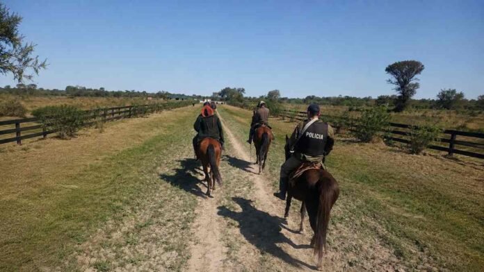 abigeato-formosa-patrulla-policial-rural Patrulla policial a caballo recorriendo una zona rural de Formosa durante un operativo contra el abigeato.
