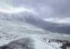 Nieve, viento blanco y zonda: cinco provincias están bajo alerta Ruta cordillerana cubierta de nieve durante un temporal con fuertes ráfagas, visibilidad reducida y condiciones de viento blanco.