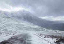 Nieve, viento blanco y zonda: cinco provincias están bajo alerta Ruta cordillerana cubierta de nieve durante un temporal con fuertes ráfagas, visibilidad reducida y condiciones de viento blanco.