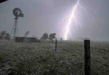 Alertan por tormentas fuertes en la zona central: granizo y hasta 40 mm Fuerte relámpago durante una tormenta con granizo y ráfagas sobre un establecimiento ganadero de la zona central argentina.