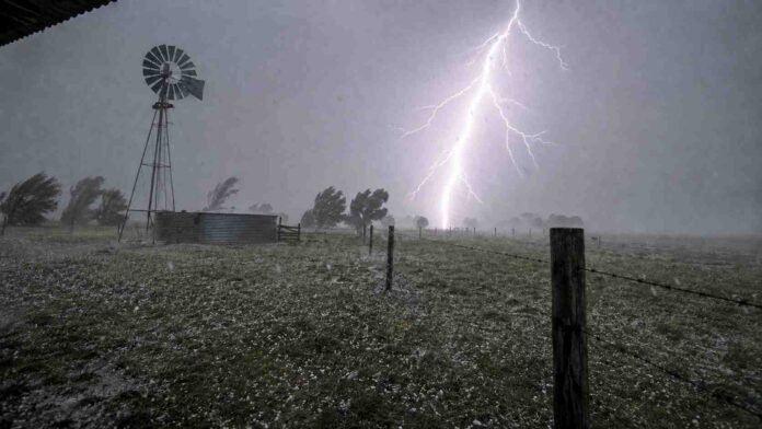alerta-tormentas-granizo-zona-central-agosto-2026 Fuerte relámpago durante una tormenta con granizo y ráfagas sobre un establecimiento ganadero de la zona central argentina.