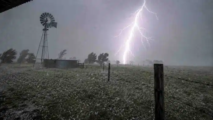 Fuerte relámpago durante una tormenta con granizo y ráfagas sobre un establecimiento ganadero de la zona central argentina.