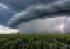 El SMN alerta a 11 provincias por tormentas, ráfagas de 130 km/h y nevadas Tormenta con relámpago y cortina de lluvia intensa avanza sobre un campo agrícola del Litoral argentino.