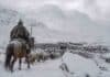 El SMN declara alerta naranja por nevadas de hasta 100 cm en Mendoza Arriero a caballo conduce un pequeño rebaño de ovejas entre la nieve hacia un corral de piedra en la cordillera andina, durante una nevada intensa.