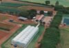 De los cultivos extensivos a la horticultura: Biomagna acelera su expansión con nuevas soluciones biológicas Vista aérea de un centro de investigación y ensayos agrícolas con invernaderos y lotes experimentales.
