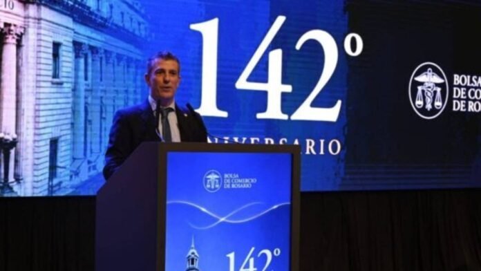 Acto por el 142° aniversario de la Bolsa de Comercio de Rosario, con un discurso en el escenario principal.