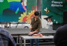 La carne argentina entra en una nueva etapa: qué cambia en el campo y en el consumo Demostración sobre calidad de la carne argentina durante el Congreso Aapresid 2026, con distintos cortes vacunos exhibidos ante el público.