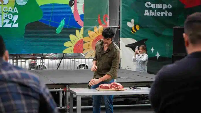 calidad-carne-argentina-aapresid-2026-ruralnet Demostración sobre calidad de la carne argentina durante el Congreso Aapresid 2026, con distintos cortes vacunos exhibidos ante el público.