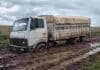 Productores de Colón piden que el municipio abra las cuentas de los caminos rurales Camión encajado en el barro sobre un camino rural de la provincia de Buenos Aires, tras lluvias que dificultan la transitabilidad.