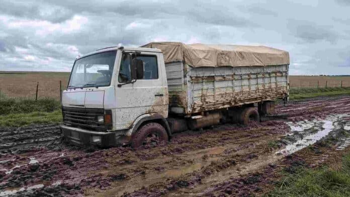 Camión encajado en el barro sobre un camino rural de la provincia de Buenos Aires, tras lluvias que dificultan la transitabilidad.