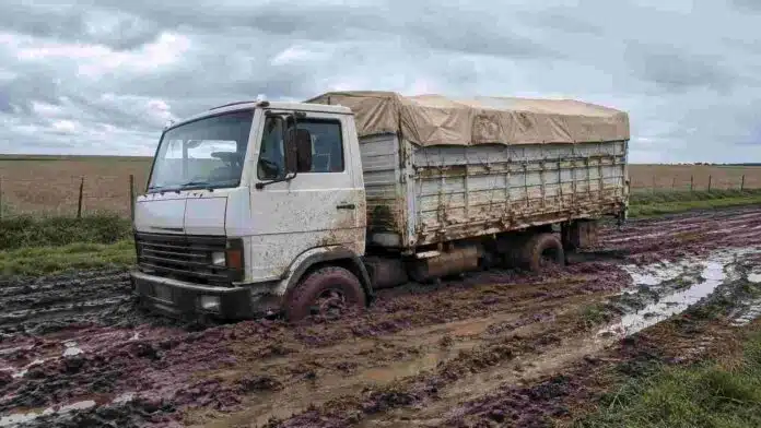 camion-encajado-camino-rural-buenos-aires Camión encajado en el barro sobre un camino rural de la provincia de Buenos Aires, tras lluvias que dificultan la transitabilidad.