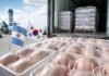 Corea del Sur reabrió su mercado para la carne aviar argentina Carne aviar argentina preparada para exportación junto a las banderas de Argentina y Corea del Sur en un centro logístico.