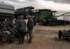 Contratistas rurales cierran la campaña con números ajustados y deudas en dólares Contratistas rurales revisan maquinaria agrícola al finalizar la campaña 2025/26, en un contexto de costos crecientes y menor rentabilidad en Argentina.