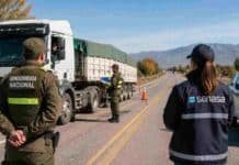 Senasa y Gendarmería reforzarán los controles de ruta a transportes de agroalimentos en San Luis ersonal de SENASA y Gendarmería Nacional realiza controles a un transporte de agroalimentos en una ruta de la provincia de San Luis.