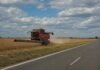 Bolsa de Cereales y Jefatura de Gabinete acordaron una agenda para mejorar la competitividad del agro Cosechadora Massey Ferguson trabajando en la cosecha de soja junto a un camino rural pavimentado, en un paisaje agrícola de la llanura argentina.