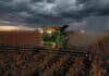 Sorgo: la cosecha está por finalizar y solo restan lotes en el sur bonaerense y La Pampa Cosechadora trabajando en un lote de sorgo bajo un cielo cubierto por nubes de tormenta en el campo argentino.