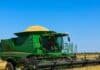 Arroz: la producción argentina cayó 14% en 2025/26 Cosechadora trabajando en un lote de arroz bajo cielo despejado, con la tolva cargada de granos.