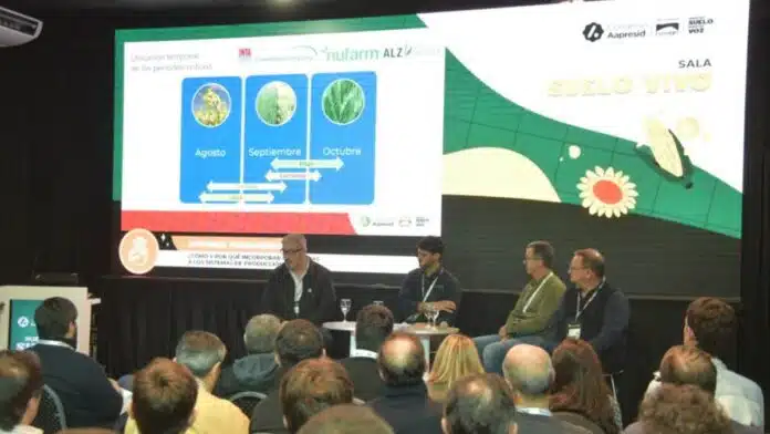 Especialistas analizan cultivos de servicios y crucíferas durante el Congreso Aapresid 2026.