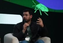 Nanotecnología y drones agrícolas: el nuevo paradigma en el manejo de cultivos Especialista expone durante un panel del Congreso Aapresid ante una pantalla sobre innovación agropecuaria.