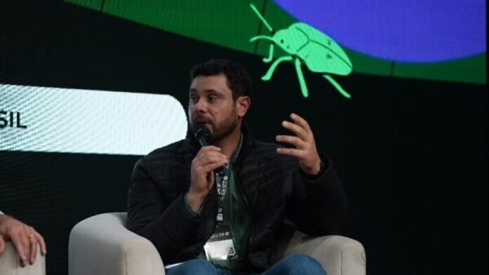 Especialista expone durante un panel del Congreso Aapresid ante una pantalla sobre innovación agropecuaria.
