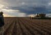 Ante El Niño, el 38% de los productores ya decidió ajustar la fecha de siembra Productor observa una sembradora trabajando bajo un cielo de tormenta ante el aumento de El Niño y los ajustes de siembra para la campaña 2026/27.