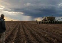 Ante El Niño, el 38% de los productores ya decidió ajustar la fecha de siembra Productor observa una sembradora trabajando bajo un cielo de tormenta ante el aumento de El Niño y los ajustes de siembra para la campaña 2026/27.