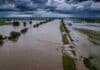Entre Ríos declaró la emergencia hídrica en toda la provincia por El Niño Vista aérea de campos inundados en Entre Ríos bajo un cielo de tormenta, tras la declaración de emergencia hídrica.