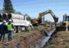 Santa Fe presentó nuevo equipamiento hídrico y vial ante la llegada de El Niño Maquinaria vial e hídrica trabajando en la limpieza de un canal y la colocación de tubos en la ciudad de Santa Fe.