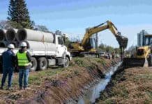 Santa Fe presentó nuevo equipamiento hídrico y vial ante la llegada de El Niño Maquinaria vial e hídrica trabajando en la limpieza de un canal y la colocación de tubos en la ciudad de Santa Fe.